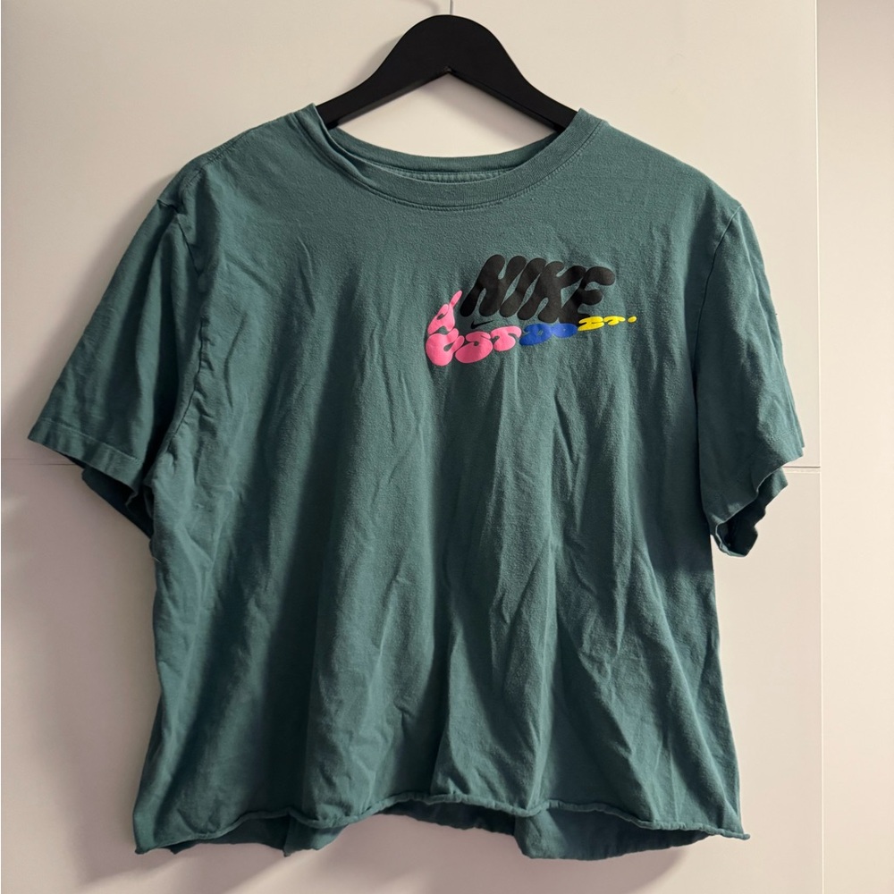 CroppedNike Graphic Tee